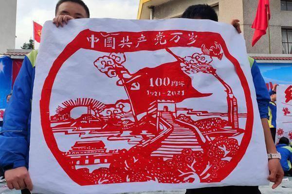 2024春运第一天，大哥返乡过春节，满脸掩不住的喜悦，“带钱！开开心心回家过年！”